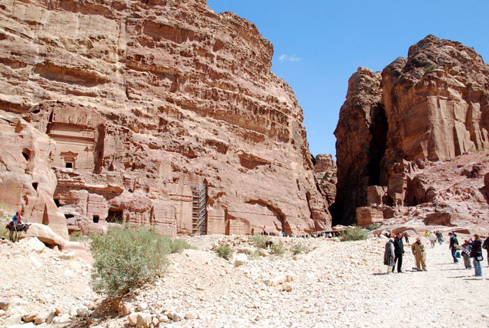 Towards Al Khazneh